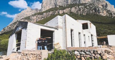 Copertina di Diciotto udienze di rinvio: così la villa abusiva è salva