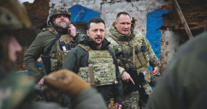 Zelensky proroga per la 16ª volta la legge marziale e viola la sua Carta