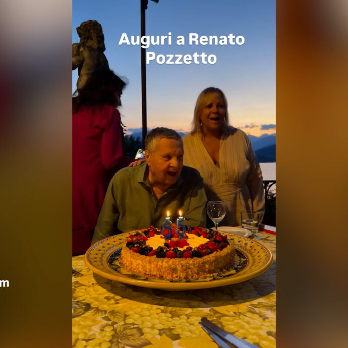 Renato Pozzetto compie 85 anni e spegne le candeline con amici e parenti: le immagini