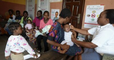 Copertina di “Gli Usa inceneriscono 500 tonnellate di aiuti alimentari per i bambini”: l’inchiesta sui tagli di Trump