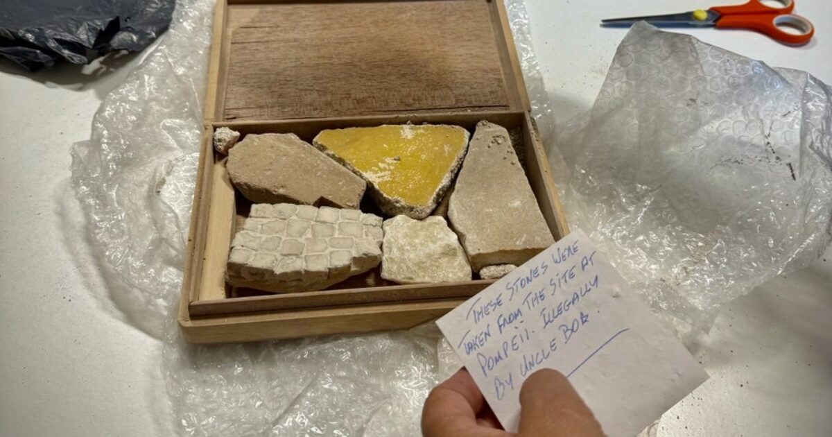“Questi pezzi sono stati presi illegalmente dallo zio Bob. Ve li restituisco per dovere e con piacere”: la “maledizione di Pompei” colpisce ancora