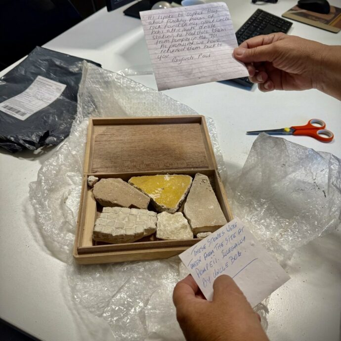 “Questi pezzi sono stati presi illegalmente dallo zio Bob. Ve li restituisco per dovere e con piacere”: la “maledizione di Pompei” colpisce ancora