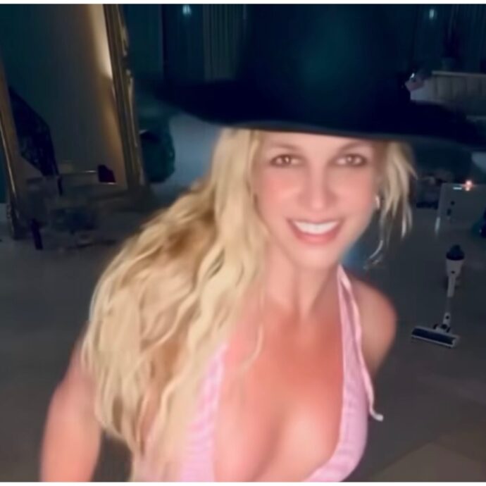 “Ho adottato una bambina, si chiama Lennon London”: Britney Spears fa uno strano annuncio (accompagnato da un balletto) su Instagram