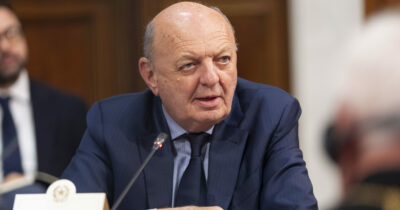 Copertina di La cronista lo incalza, il ministro Pichetto commenta così: “Che stronzetta”. Poi è costretto a scusarsi