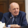 Copertina di La cronista lo incalza, il ministro Pichetto commenta così: “Che stronzetta”. Poi è costretto a scusarsi
