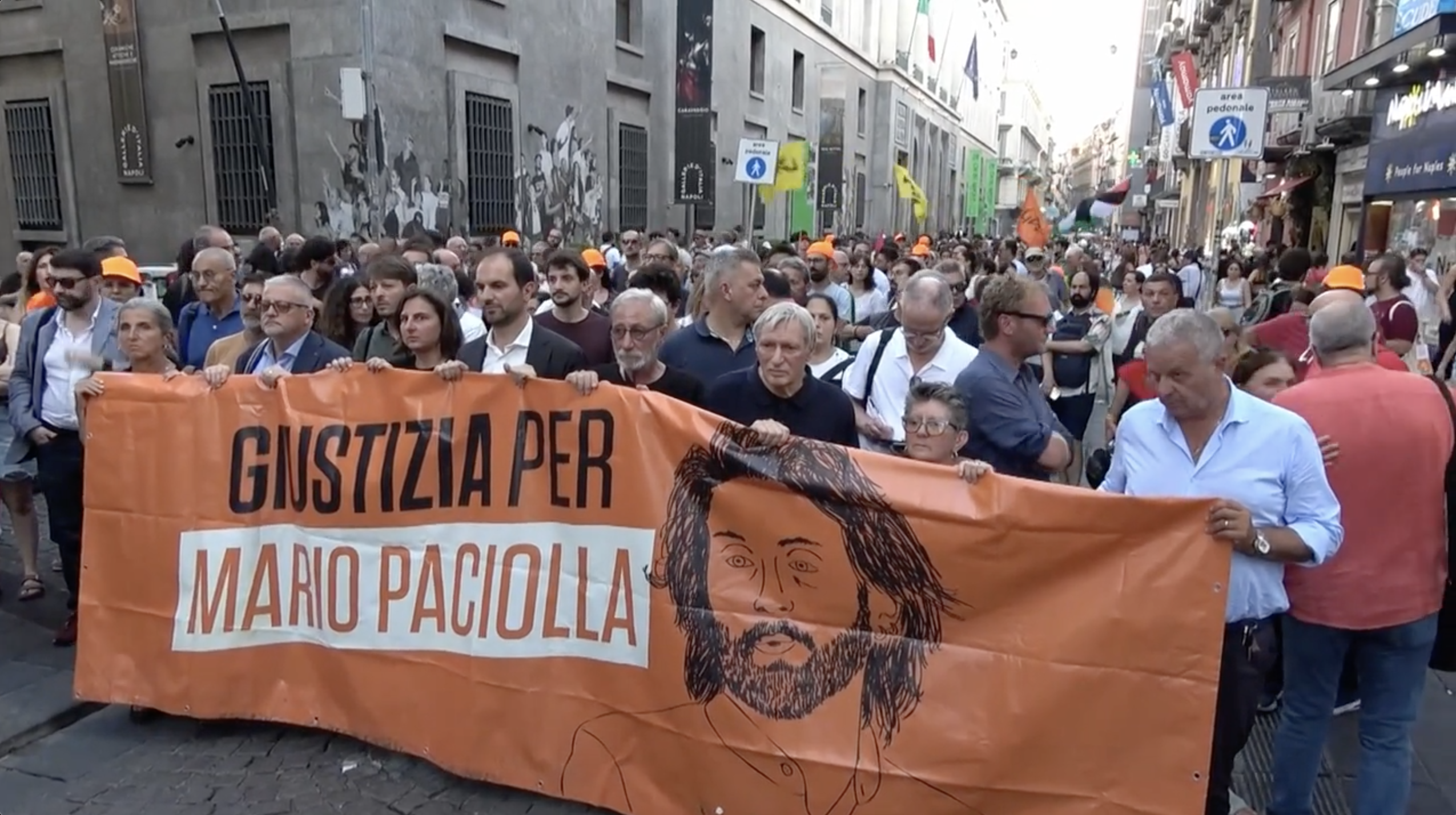 Paciolla, a Napoli un corteo a 5 anni dalla morte. I genitori: “Pronti a rivolgerci a tribunale Ue. Governo ci ignora” Paciolla, a Napoli un corteo a 5 anni dalla morte. I genitori: “Pronti a rivolgerci a tribunale Ue. Governo ci ignora”