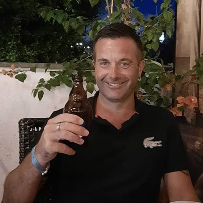 Per il medico era semplicemente un “pelo incarnito”, ma era un sarcoma e si è ritrovato a lottare tra la vita e la morte: l’odissea di Kevin Hyde
