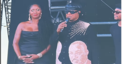 Copertina di “Dicono che ci vedo benissimo: la verità? Essere cieco è stata una benedizione”: Stevie Wonder replica per la prima volta alle bizzarre teorie del complotto