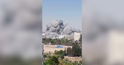 Copertina di Siria, Israele bombarda il ministero della Difesa e il palazzo presidenziale a Damasco: le immagini dell’attacco