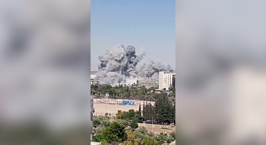 Siria, Israele bombarda il ministero della Difesa e il palazzo presidenziale a Damasco: le immagini dell’attacco Siria, Israele bombarda il ministero della Difesa e il palazzo presidenziale a Damasco: le immagini dell’attacco