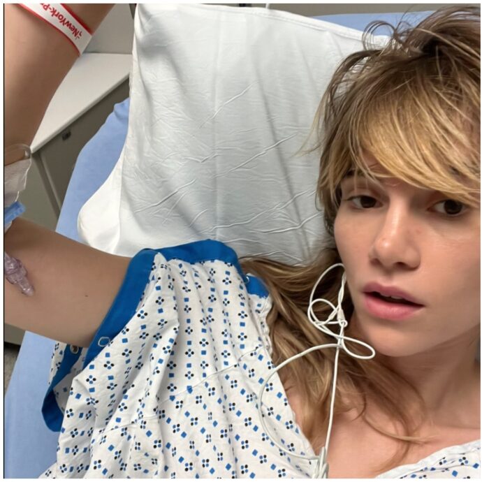 “Ho indossato dei pantaloni così stretti da causarmi un’ernia”: la confessione di Suki Waterhouse dal letto dell’ospedale