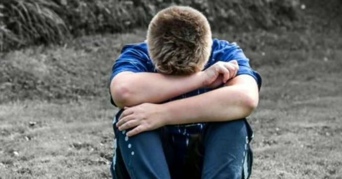 “Sei una ragazzina”, padre picchia e insulta il figlio: denunciato per abusi di mezzi di correzione