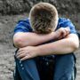 Copertina di “Sei una ragazzina”, padre picchia e insulta il figlio: denunciato per abusi di mezzi di correzione