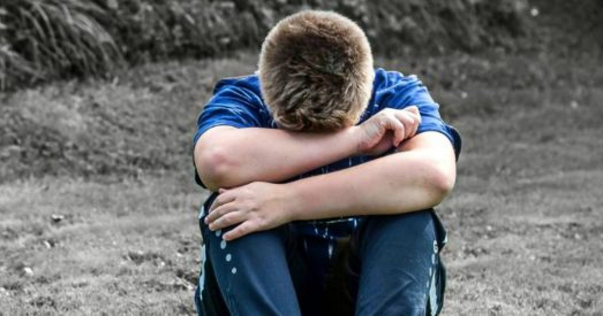 sei una ragazzina padre picchia e insulta il figlio denunciato per abusi di mezzi di correzione