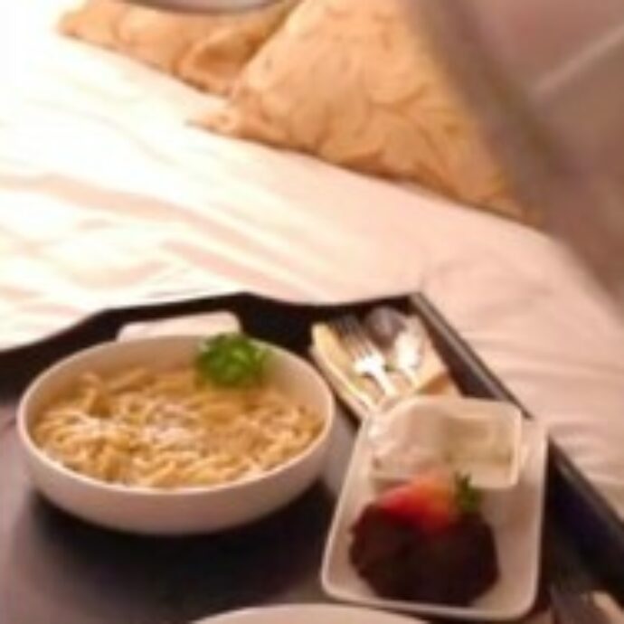 Ordina un piatto di cacio e pepe col servizio in camera e la trova buona. Poi però scopre la (triste) verità – Il video