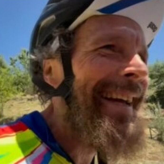 “Ho questo dolore fisso che mi sfida ogni giorno ma io non mollo. Insieme andremo lontano”: Lorenzo Jovanotti ricorda il brutto incidente del 2023 e annuncia una data speciale