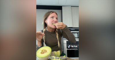 Copertina di Influencer prova un melone da 300 dollari su TikTok: “Viene massaggiato ogni giorno per avere una forma perfetta”