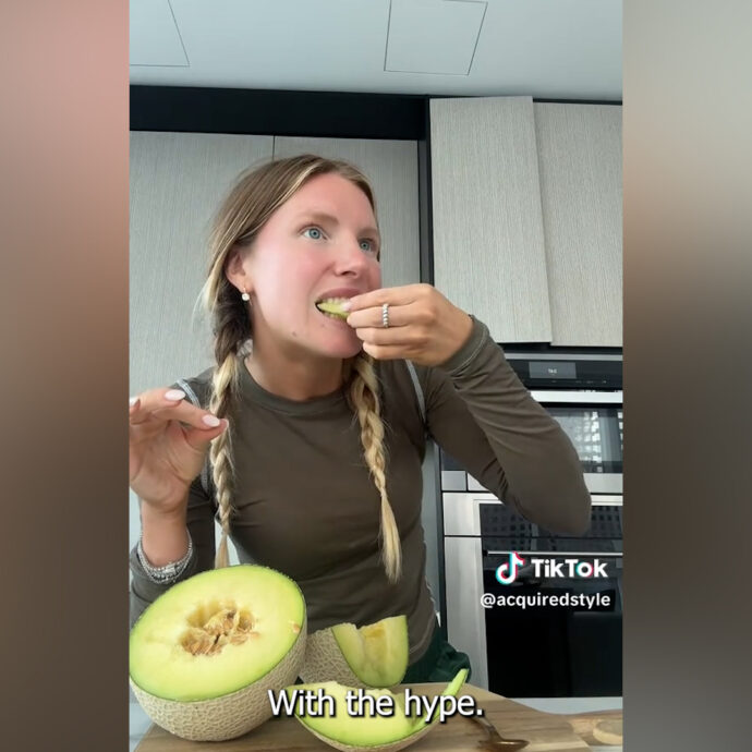 Influencer prova un melone da 300 dollari su TikTok: “Viene massaggiato ogni giorno per avere una forma perfetta”