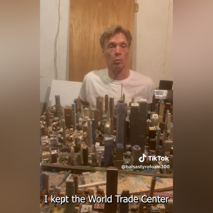 “Per 21 anni ho costruito una miniatura di New York, ha un milione di edifici ed è divisa in 350 sezioni”: l’impresa record di un americano diventa virale