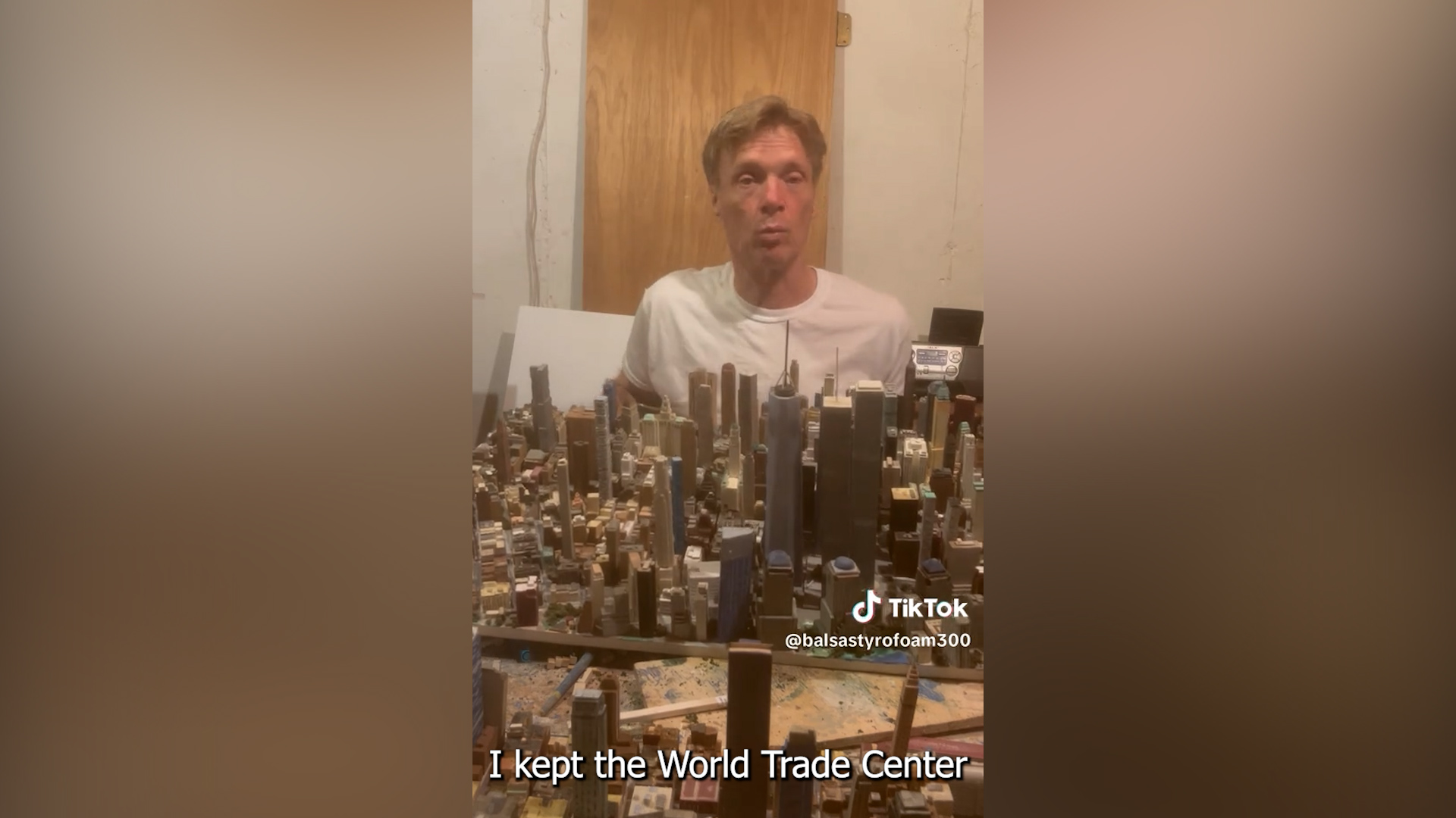 “Per 21 anni ho costruito una miniatura di New York, ha un milione di edifici ed è divisa in 350 sezioni”: l’impresa record di un americano diventa virale “Per 21 anni ho costruito una miniatura di New York, ha un milione di edifici ed è divisa in 350 sezioni”: l’impresa record di un americano diventa virale