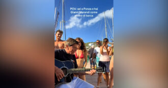 Copertina di Gianni Morandi sorprende Ponza con un concerto improvvisato: imbraccia la chitarra e canta Uno su mille nel porticciolo