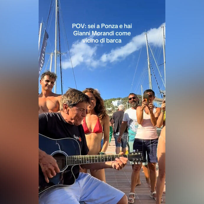 Gianni Morandi sorprende Ponza con un concerto improvvisato: imbraccia la chitarra e canta Uno su mille nel porticciolo