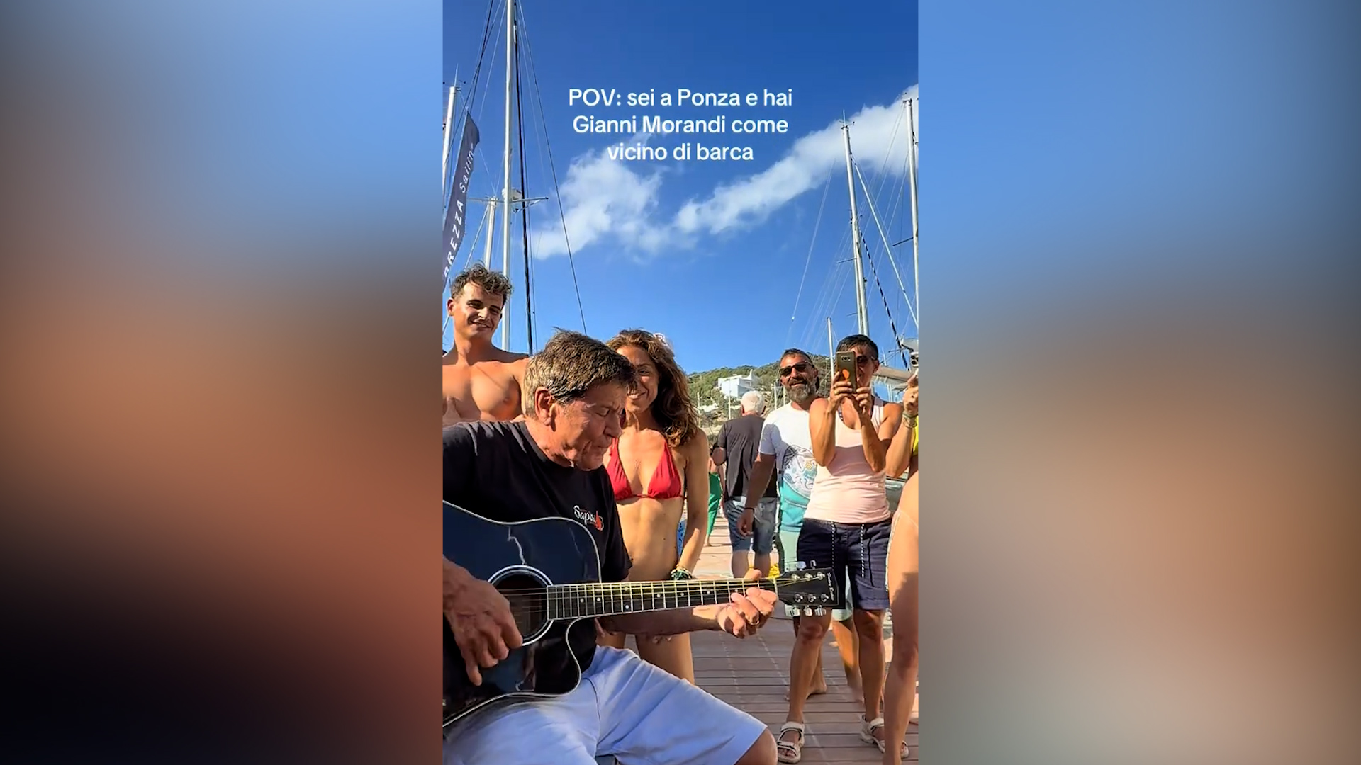 Gianni Morandi sorprende Ponza con un concerto improvvisato: imbraccia la chitarra e canta Uno su mille nel porticciolo Gianni Morandi sorprende Ponza con un concerto improvvisato: imbraccia la chitarra e canta Uno su mille nel porticciolo