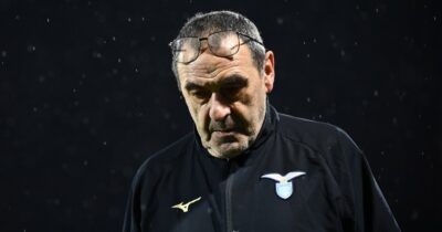 Copertina di Lazio, Sarri va in ospedale e poi dirige l’allenamento. I tifosi attaccano: “Assurdo fare il ritiro a Formello con 40 gradi”