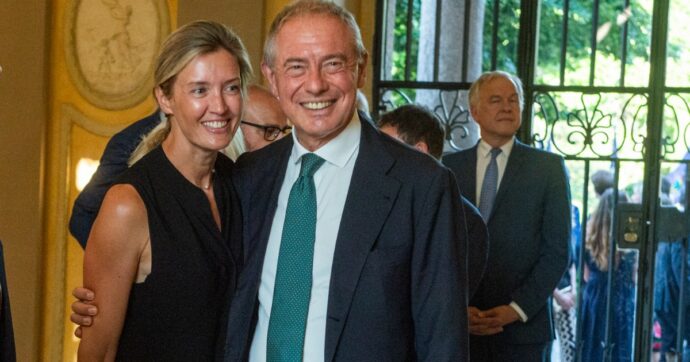 Il ministro Urso: “Mia moglie ha saltato la fila in aeroporto? Decide la scorta”. Poi aggiunge: “Ha ricevuto minacce”