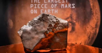 Copertina di “È il più grande pezzo di Marte che abbiamo sulla Terra”: il meteorite ‘marziano’ venduto all’asta per 5,3 milioni di dollari, è record