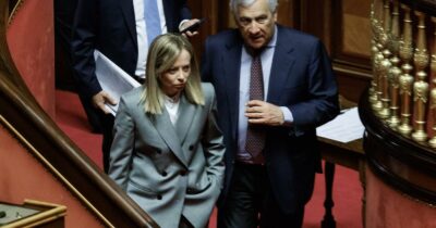 Copertina di Raid israeliano sulla chiesa di Gaza, Meloni: “Inaccettabili attacchi ai civili”. Schlein e Conte: “Premier ipocrita”