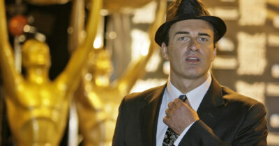 Copertina di Mistero su Julian McMahon, pubblicato il certificato di morte dell’attore: “È deceduto vicino alla sede centrale di Scientology”