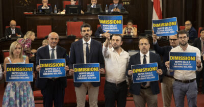 Copertina di “Dimissioni, Sala liberi Milano”: bagarre in consiglio comunale dopo l’inchiesta sull’urbanistica – Video