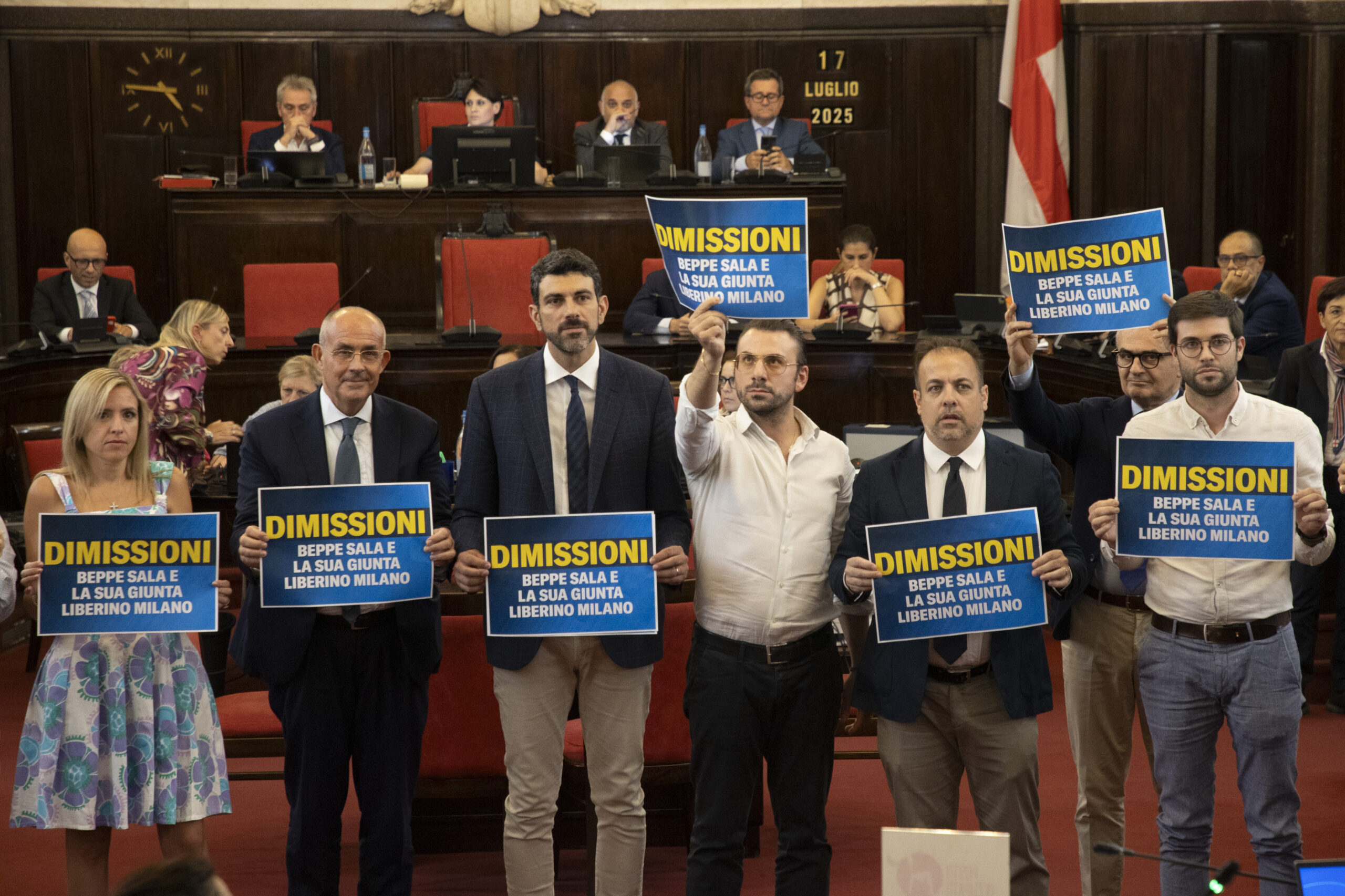 “Dimissioni, Sala liberi Milano”: bagarre in consiglio comunale dopo l’inchiesta sull’urbanistica – Video