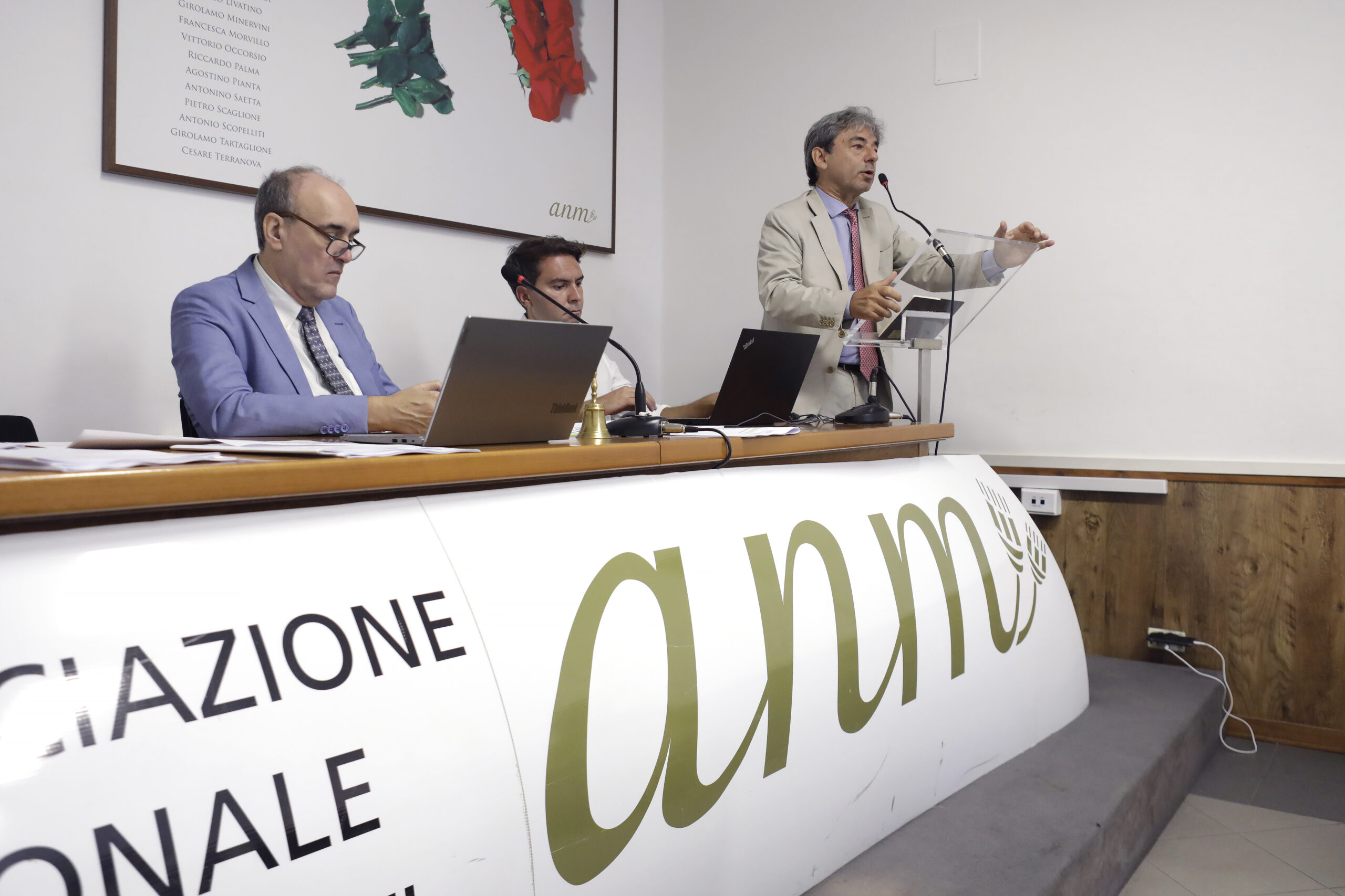 L’Anm ha i conti in rosso: la “tassa” agli iscritti aumenta in vista del referendum. Ma c’è chi protesta: “Soldi sperperati” L’Anm ha i conti in rosso: la “tassa” agli iscritti aumenta in vista del referendum. Ma c’è chi protesta: “Soldi sperperati”