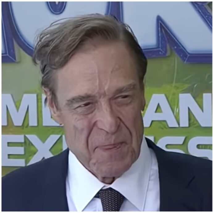 “Ho perso 90 chili, non riuscivo più a guardarmi allo specchio”: John Goodman irriconoscibile alla premiére de “I Puffi”