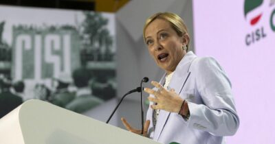 Copertina di Meloni-Cisl è amore, la premier sposa il patto di responsabilità di Fumarola: “Basta conflitto padroni-operai”