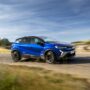 Copertina di Renault Captur, il top di gamma sposa il full hybrid. E il suv urbano diventa sostenibile