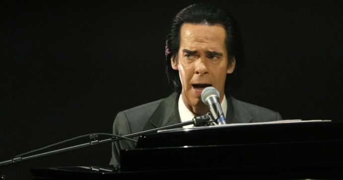 Un concerto di Nick Cave ti resta addosso, è stato così a Mantova (ancora una volta)