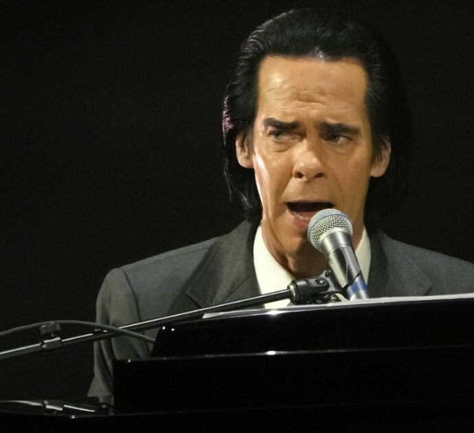 Un concerto di Nick Cave ti resta addosso, è stato così a Mantova (ancora una volta)
