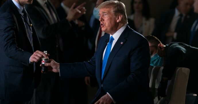 Trump chiede a Coca-Cola di cambiare dolcificante: da sciroppo di mais a zucchero di canna