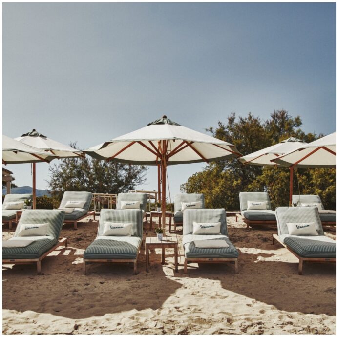 Dalle cabine griffate ai ristoranti vista mare: l’estate della moda si gioca tra le spiagge più esclusive, da Capri a Forte dei Marmi