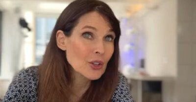 Copertina di “Silvio Berlusconi? Lo adoravo, una sera a cena fece arrivare per me una cornucopia gigante d’argento e la annunciò in modo che a momenti cadevo dalla sedia”: parla Carol Alt