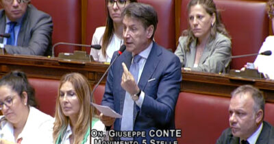 Copertina di Conte: “Meloni non ha detto una parola per Francesca Albanese, noi la candidiamo al Nobel per la pace”
