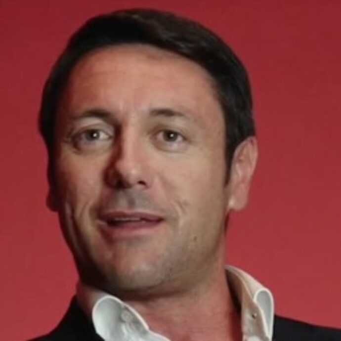 Andrea Giambruno si racconta per la casa di produzione di Francesca Verdini (compagna di Matteo Salvini): “Il rosso mi ricorda il colore del cuore e quindi dell’amore”