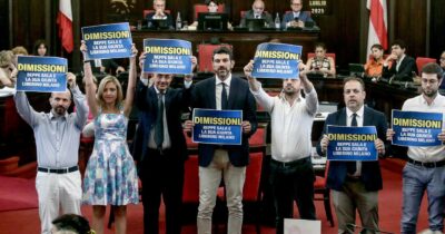 Copertina di Sala, l’aiutino da Meloni, FdI e FI: “Dimissioni non automatiche”