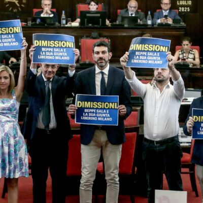 Copertina di Sala, l’aiutino da Meloni, FdI e FI: “Dimissioni non automatiche”