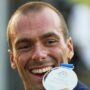 Copertina di Eroico Paltrinieri, ha vinto l’argento mondiale nuotando per 10 km con un dito rotto. Ma una regola gli impedisce di competere in vasca
