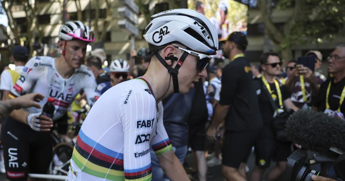 Paura per Pogacar: cade nel finale, si rialza e il gruppo lo aspetta per una “regola non scritta”. Al Tour vince il fair play