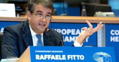Copertina di Bilancio europeo, Fitto difende la proposta di Bruxelles. Ma piovono critiche. Tridico (M5S): “Un disastro”